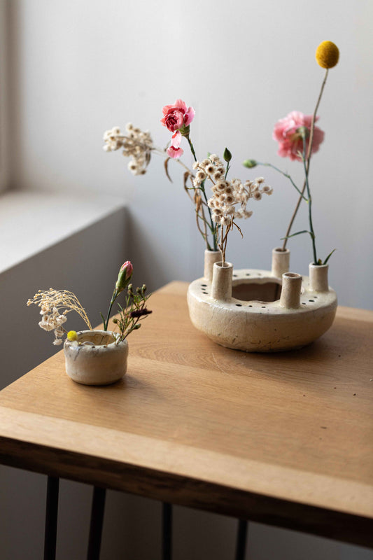 Pique-fleurs en couronnes', small, by Cécile Daladier