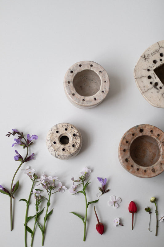 Pique-fleurs en couronnes', II, by Cécile Daladier
