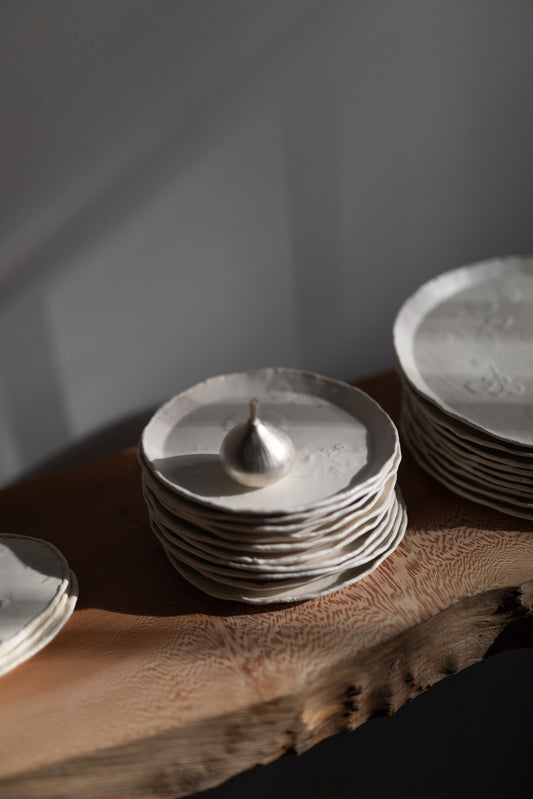 Garden Plate (Round – Small) by Hyejin Lee