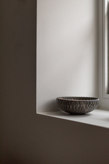 Shallow Grey Bowl M by Tamotsu Suzuki