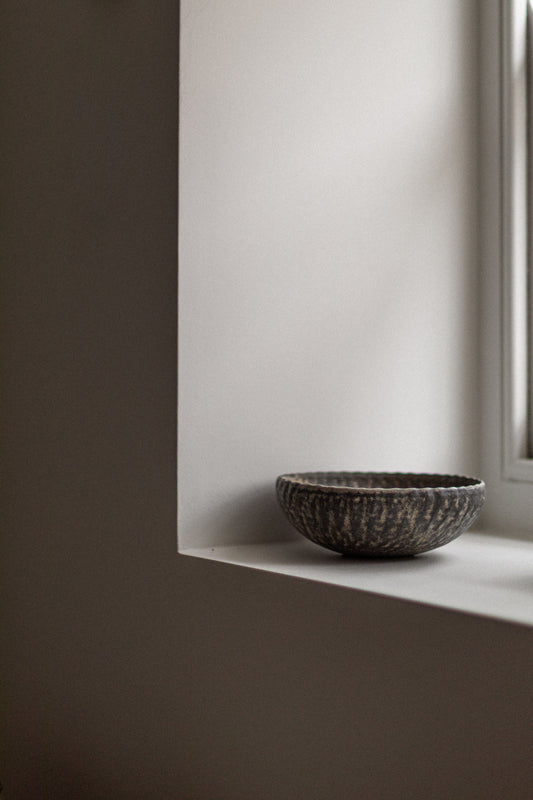 Shallow Grey Bowl M by Tamotsu Suzuki